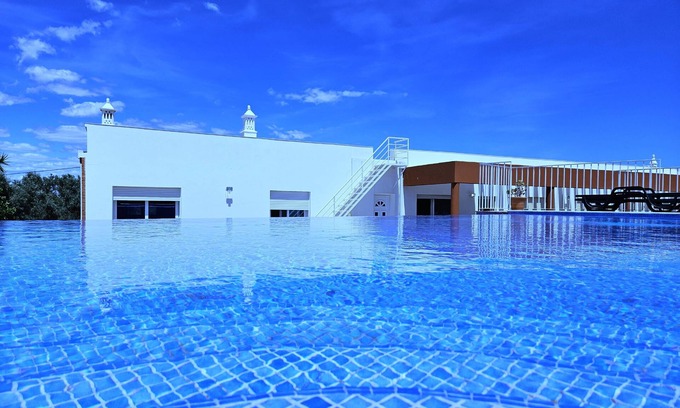 Moncarapacho e Fuseta Villa | Quinta das Oliveiras: country house, pool, parking, wifi, AC, beach nearby