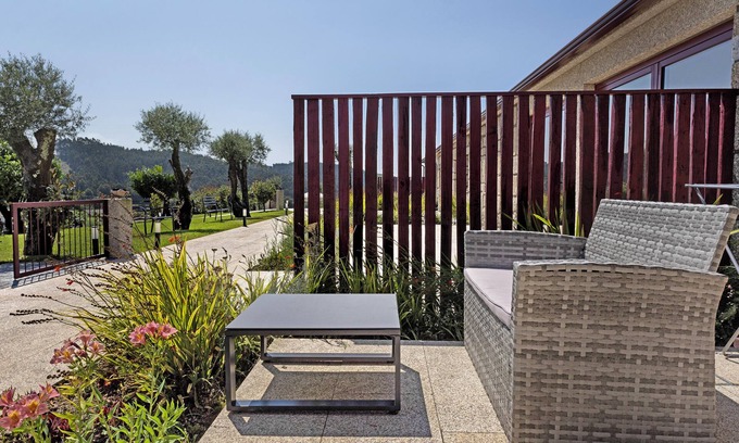 Guilhofrei Villa | Quinta of Carvoeiras 'Casa Do Caseiro - T2' with Lake View, Wi-Fi and Air Conditioning