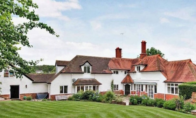 Maidenhead House | Quintessential Historic English Country house set in acre with heated pool