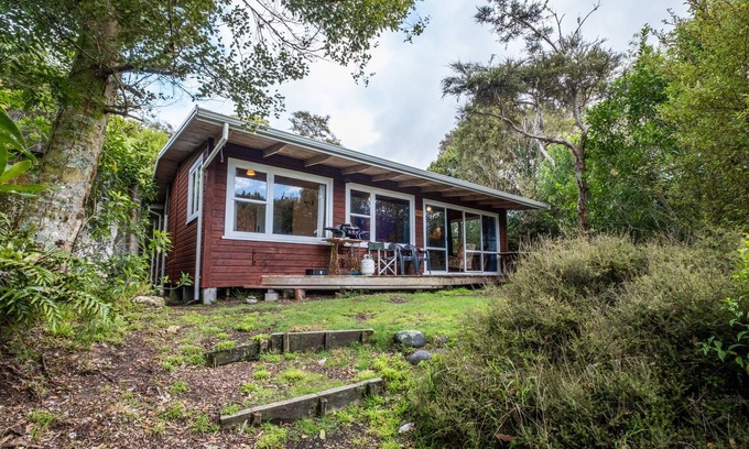 Kuratau Cottage | Quintessential Kiwi Kuratau Bach right on the lake front