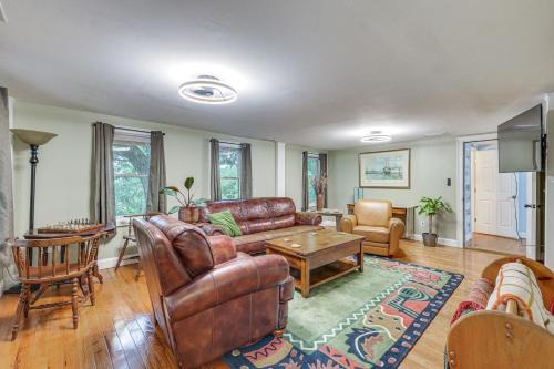 Putnam House | Quintessential New England Home with Patio and Grill!
