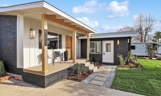 The Plaza House | Quintessential Southern California indoor/outdoor living with POOL