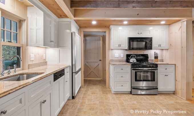 West Hyannisport House | Quintessential Hyannis Port Cottage: Renovated, Putting Green, Walk to Beach: 135-HYP