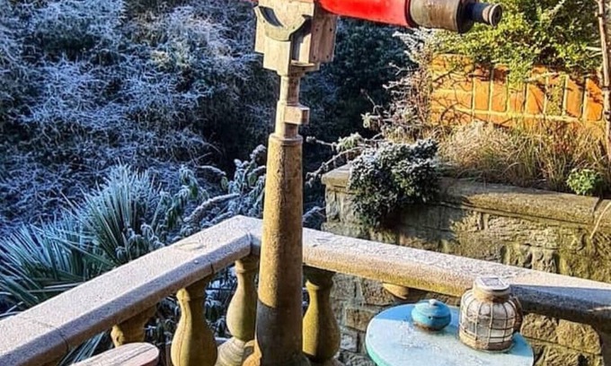 Robin Hood's Bay Apartment | Quirky and quaint beckside cottage situated in smugglers village (pet friendly).