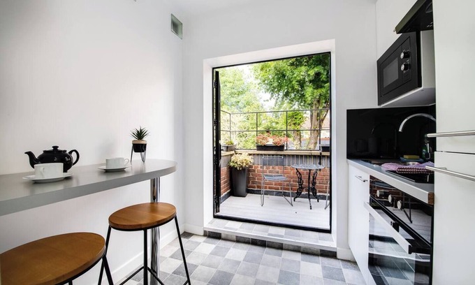 Portsmouth Apartment | Quirky Art Deco Studio with Private Terrace