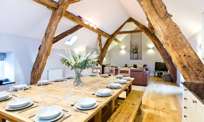 Hurdlow House | Quirky barn conversion, sleeps 8 in 4 bedrooms, near to the High Peak Trail.