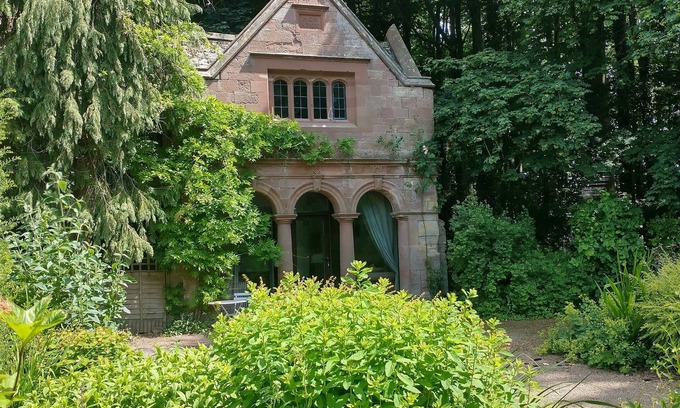 Ross-on-Wye Cottage | Quirky, cosy, romantic cottage with own garden in Wye Valley. Pet friendly!