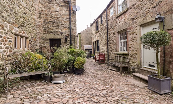 Preston Cottage | QUIRKY IN CHIPPING, pet friendly, with open fire in Chipping