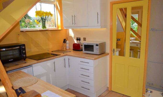 Freefolk Apartment | Quirky Loft Nr Andover/Winchester/Salisbury with Tennis Court & Spa Treatments