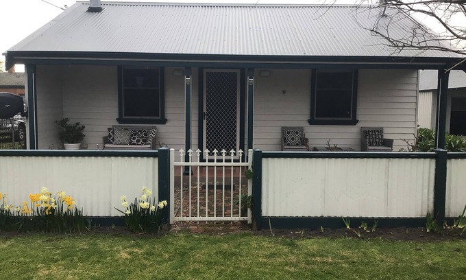 Port Albert Cottage | Quite cosy Cottage close to Port. Pet friendly