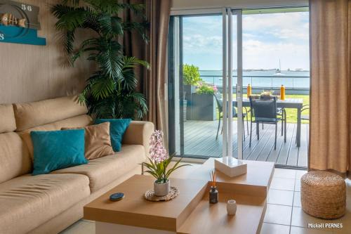 Port-Louis Apartment | RÉF 231 - PORT-LOUIS appartement type 2 pleine vue Petite Mer avec terrasse, parking et garage dans résidence récente
