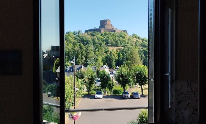 Murol Apartment | Résidence de Michèle Meublé 54m² 2 ch 2sdb Parking et Jardin