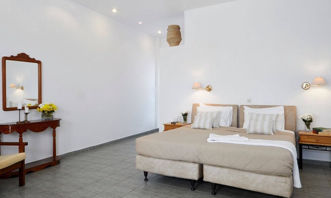 Fira Villa | R 3143 Villa Firmin - Milos Villas Hotel Santorini With Daily Maid Service.Air Conditioning & Sid