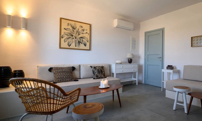 Santorini Villa | R 3251 Villa Hampus view suites with outdoor hot tub With Alarm Clock ,Central Heating & Internet a