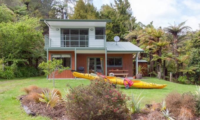 Rotoma House | R AND R LAKE HOUSE - LAKE ROTOEHU HOLIDAY HOME in Lake Rotoehu