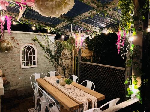 Eccles House | R&R at a Character Victorian Home (Free Parking)