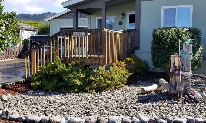 Harbor Cottage | R Sounds of the Sea -Home w/Rooftop deck-Oceanview -Children over 11-no pets -n