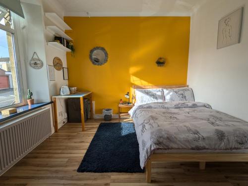 Cwmbrwla Bed & Breakfast | R1 - Bright Quiet Double - City & Beach Access, WIFI, Free Parking - Self Catering