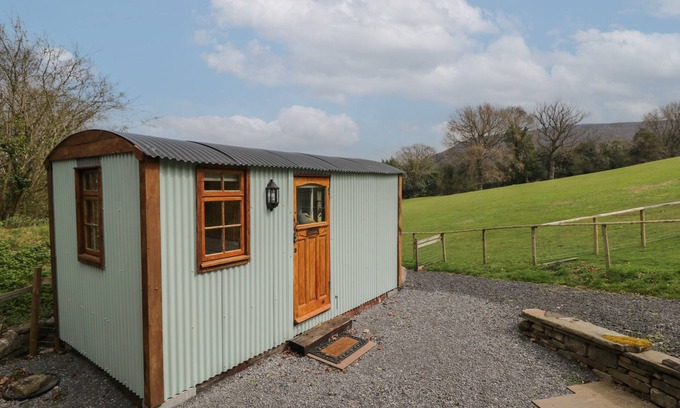 Abergavenny Cottage | RABBIT HILL HUT, pet friendly, with a garden in Govilon