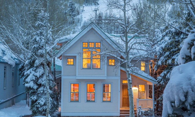 Telluride House | Racers Roost - Gondola District ~ 3 Guest Suites-Fireplace-Private Hot Tub!