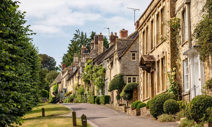 Bampton Cottage | Radcot Bridge Cottage (4) - a beautiful cottage sleeps 4 guests in 2 bedrooms