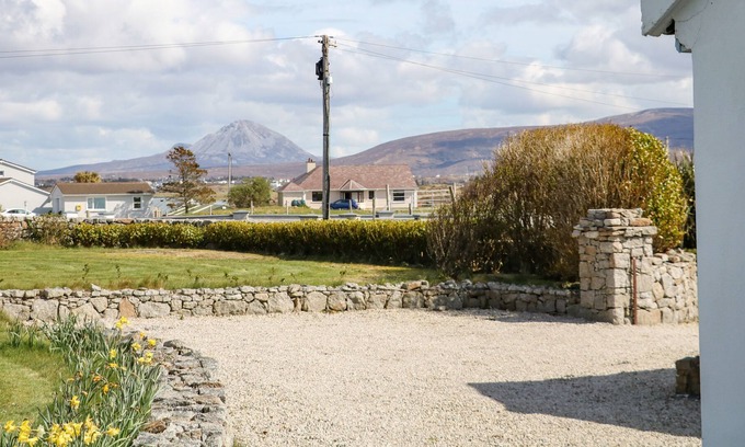 Annagry Cottage | RADHARC NA NOILEÁN, pet friendly in Kincasslagh, County Donegal