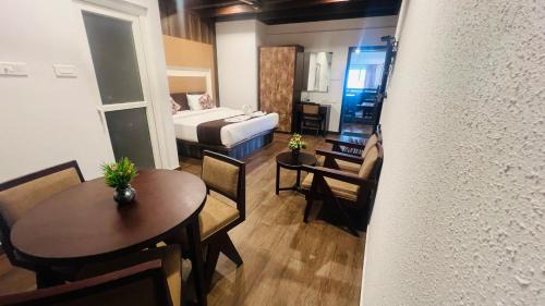 Kalamnuri Hotel | Radhe mohan Guest House