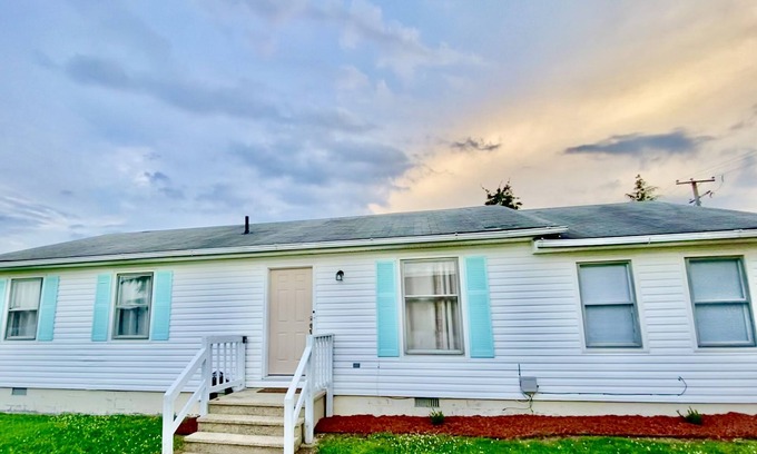 Issue House | Radiant 2 bedroom close to the beach!