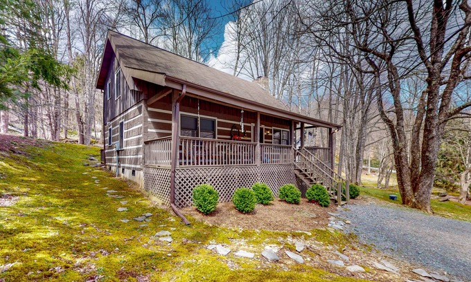 Seven Devils Cabin | Radiant cabin with fireplace, kitchen, & board games - skiing & golf nearby