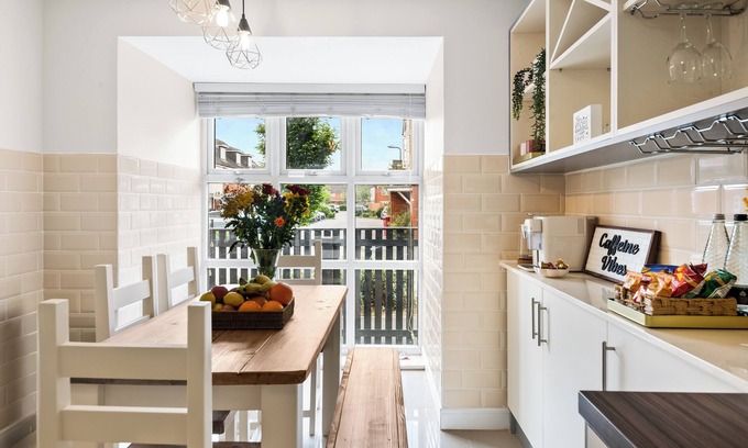 Slough House | Radiant Retreat Ideal for LegoLand, Windsor, & LHR