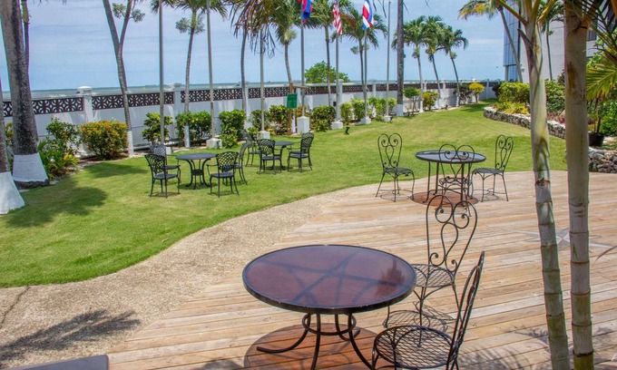 Fort George Hotel | Radisson Fort George Hotel and Marina