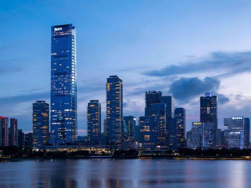 Nanshan Hotel | Raffles Shenzhen, Situated in the heart of One Shenzhen Bay, Book Now to Enjoy Free Minibar and Happy Hour Privileges at Long Bar on 71F