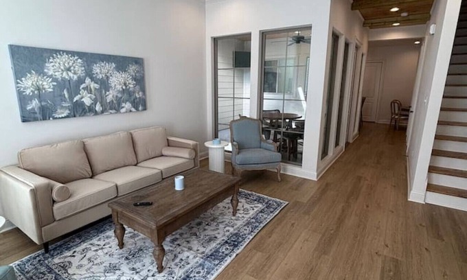 Lafayette House | Ragin Cajun House-KING Beds-Prime Spot-Soaker Tub