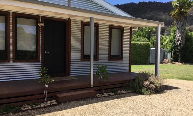 Myrtleford Villa | Rail Trail Cottage