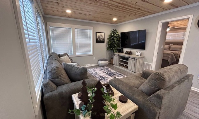 Bergland House | Railroad Street Retreat ~ Close to Trails 8 & 13!