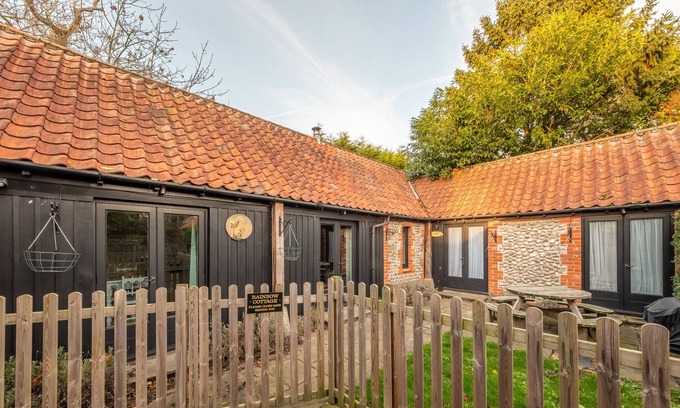 Roughton Apartment | Rainbow Cottage, Roughton, Norfolk