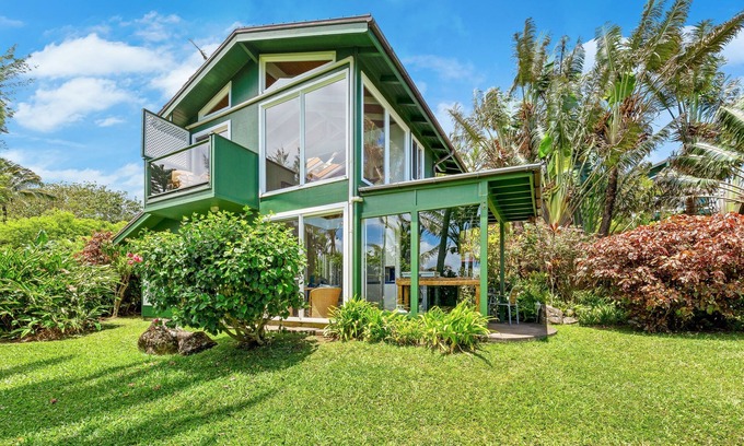 Haiku House | ★ - Rainbow Lookout! Private Hot Tub + Pool Access + New Central Conditioning