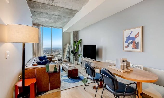 Rainey Street Historic District Condo | Rainey St. condo with balcony, rooftop pool, fitness center and coffee shop