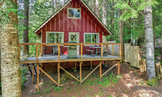 Paradise Estates Cabin | Rainier Vintage Retreat w/Hot Tub-Fireplace-WiFi