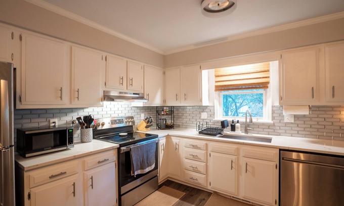 North Raleigh House | Raleigh Retreat~Dog Friendly Peaceful Location~Discounts for extended stay!