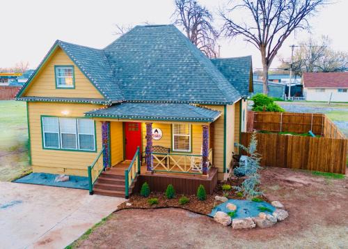 Chickasha House | Ralphie's House Chickasha - Sleeps 10 - Hi Speed WIFI - Brand New!