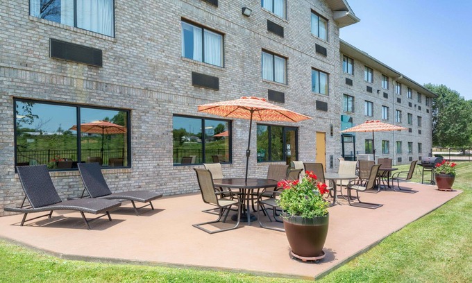 Catlettsburg Hotel | Ramada by Wyndham Catlettsburg/Ashland