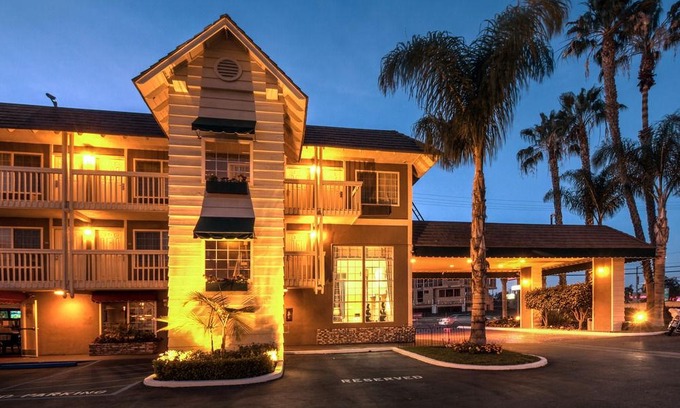 Downtown Hotel | Ramada by Wyndham Costa Mesa/Newport Beach