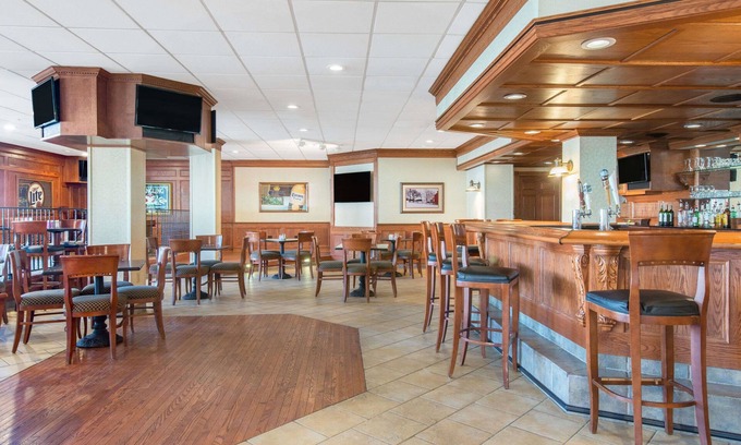 Cumberland Hotel | Ramada by Wyndham Cumberland Downtown