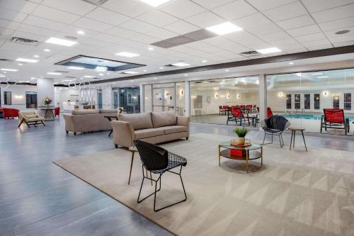 Windsor Locks Hotel | Ramada by Wyndham Hartford North - Bradley Airport