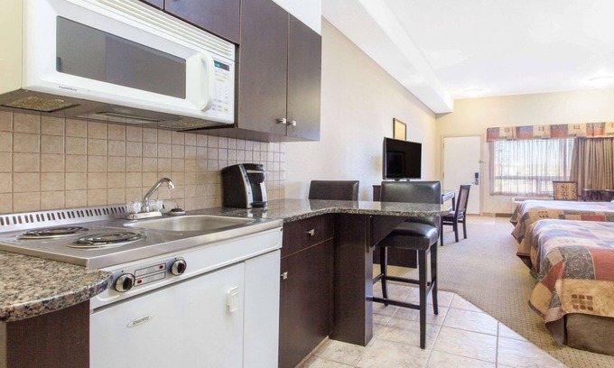 Pincher Creek Hotel | Ramada by Wyndham Pincher Creek