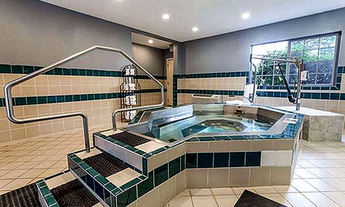 Hazelwood House | Ramada by Wyndham Portland - Cozy Lodging on I-205 in a bustling Neighborhood