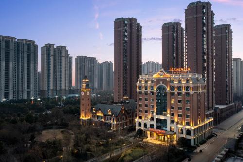 Yicheng District Hotel | Ramada by Wyndham Zhumadian West Station