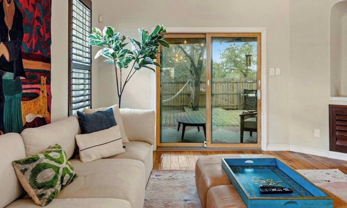 Leander House | Ran · Artist Retreat in North Austin | Endless Amenities