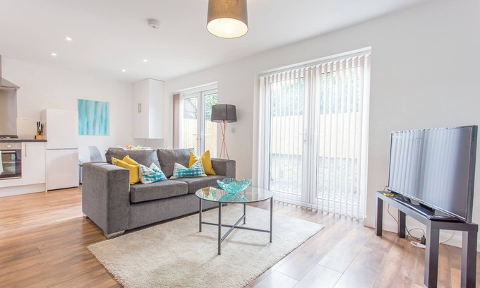 Cowley Apartment | Rana Ct 3 (The Churchill Suite) | 1 Bed Ground Floor Apt